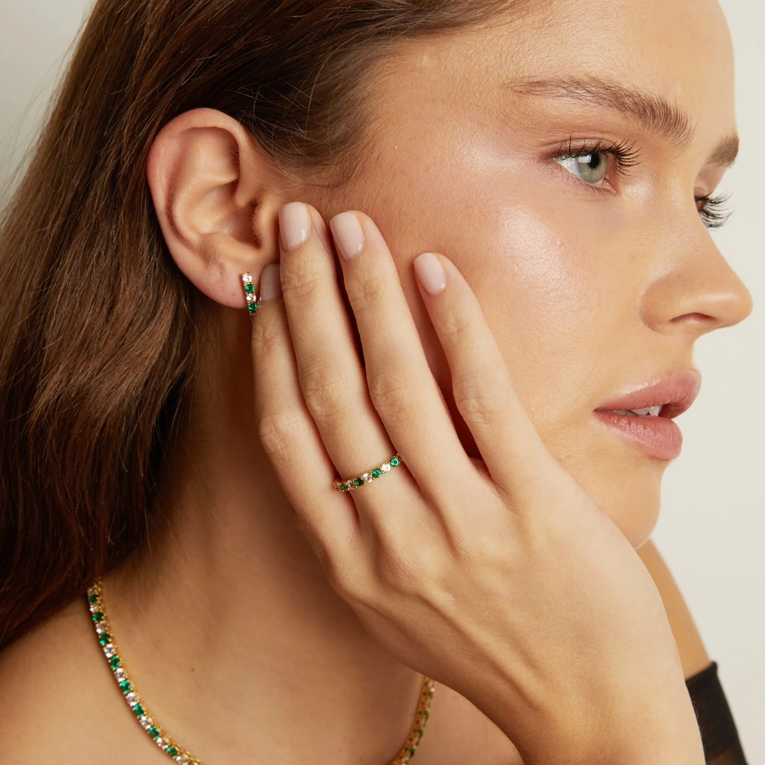 Lab Grown White Sapphire and Green Emerald Alternating Eternity Ring - Image 4